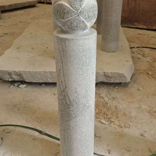 娄底 芝麻白花岗岩石材挡车石柱、停车柱、圆柱挡车柱、方柱挡车柱等