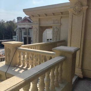 娄底 黄金麻别墅外墙干挂雕花配合阳台栏杆花瓶柱