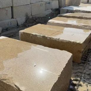 娄底 黄金麻方料堆场洗料分选中，原材料充足