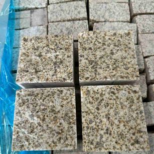 娄底 黄金麻花岗岩自然面小方块，弹石，马蹄石等