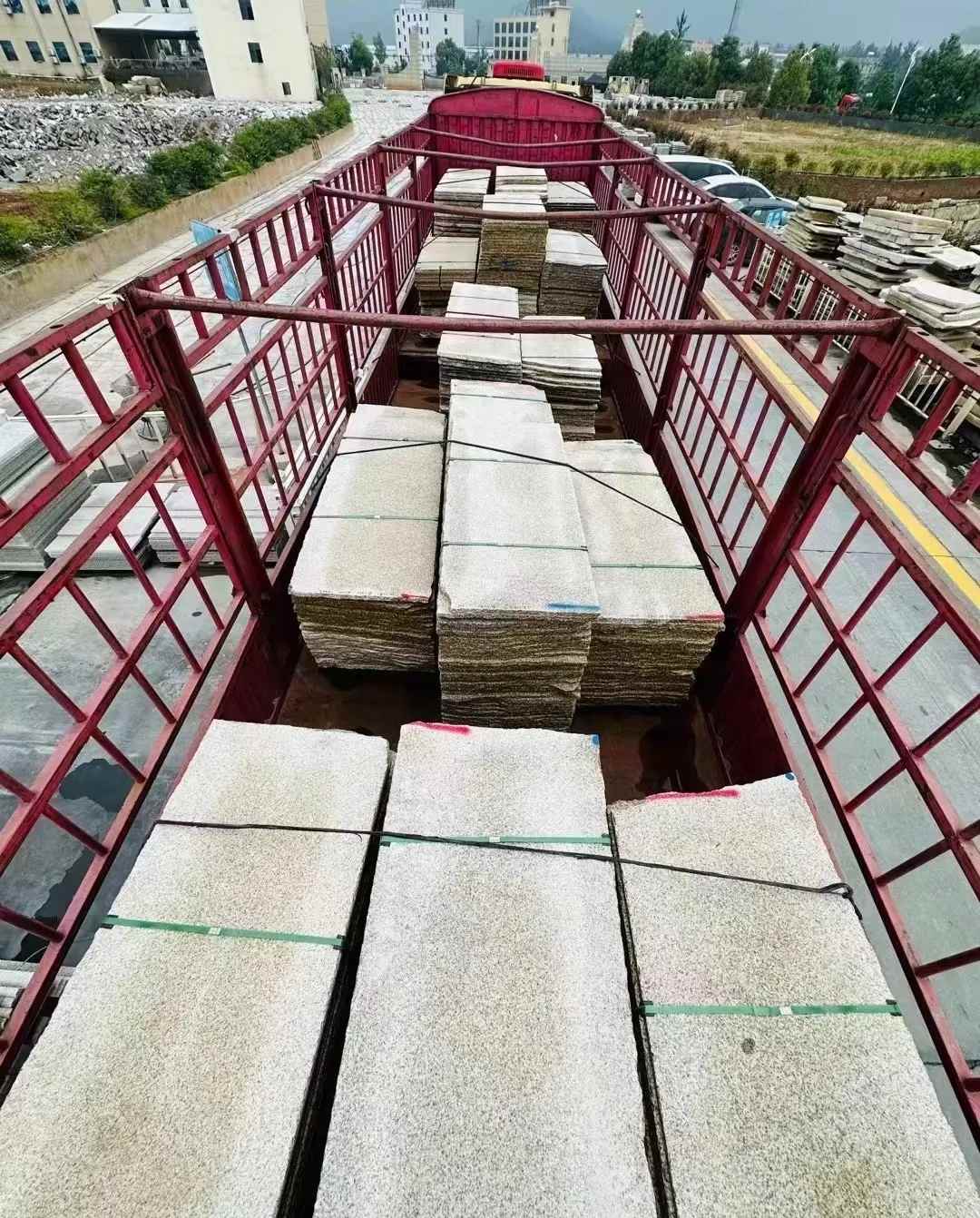 娄底 黄金麻花岗岩荔枝面，光面毛板装车完成