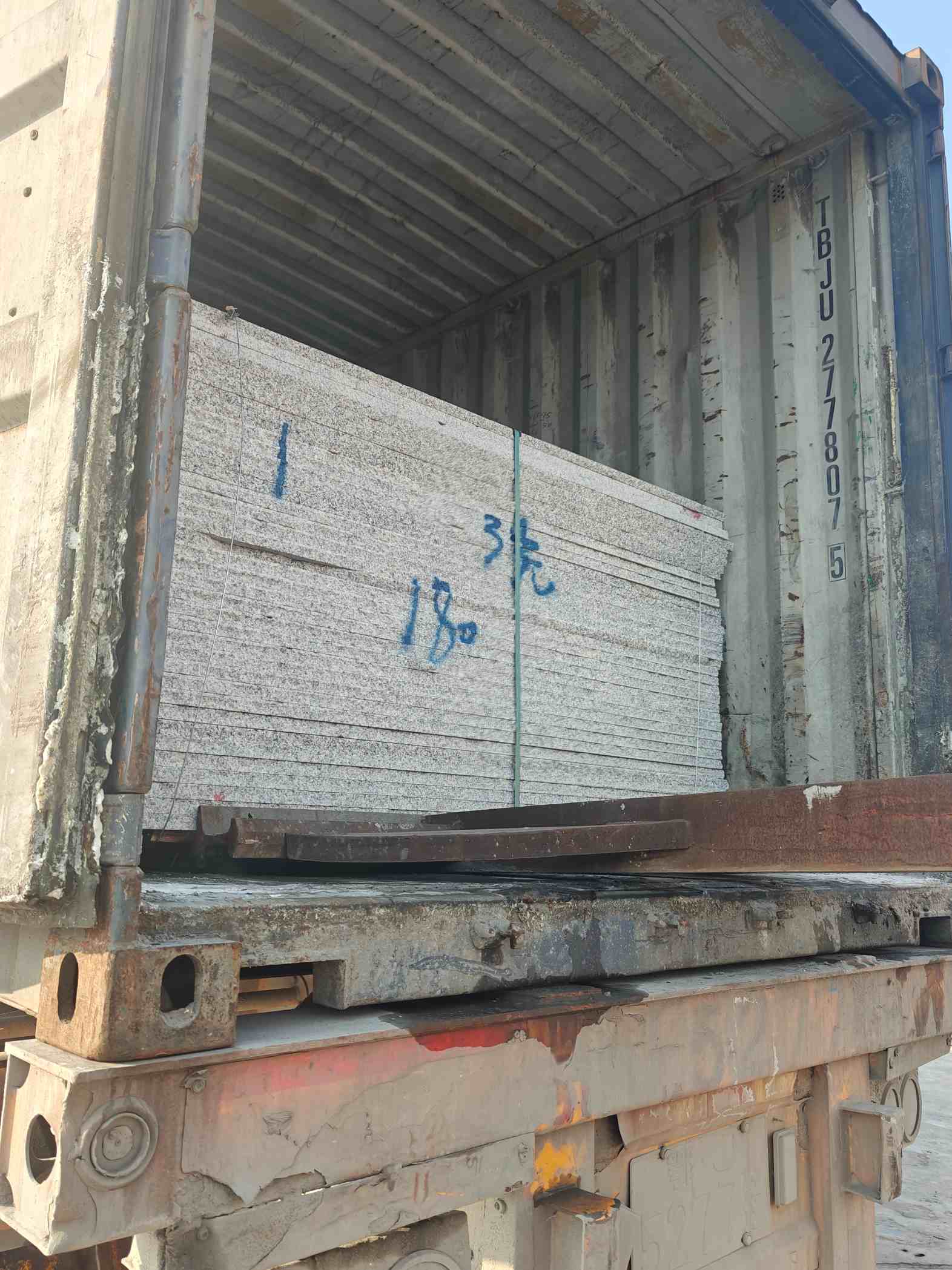 娄底 芝麻白花岗岩石材3.0公分光面毛板装柜出货