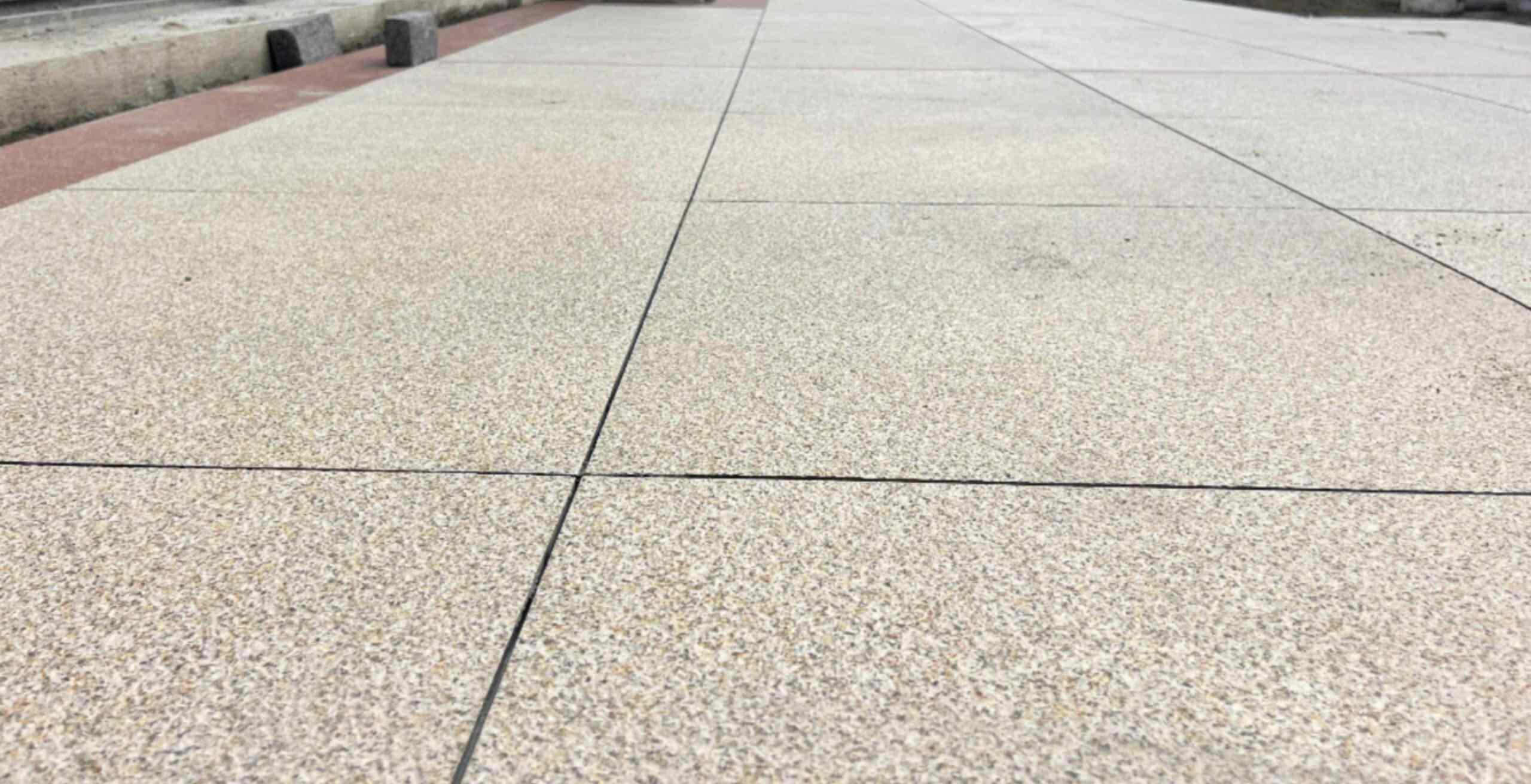 娄底 黄金麻花岗岩石板材荔枝面地面铺装效果