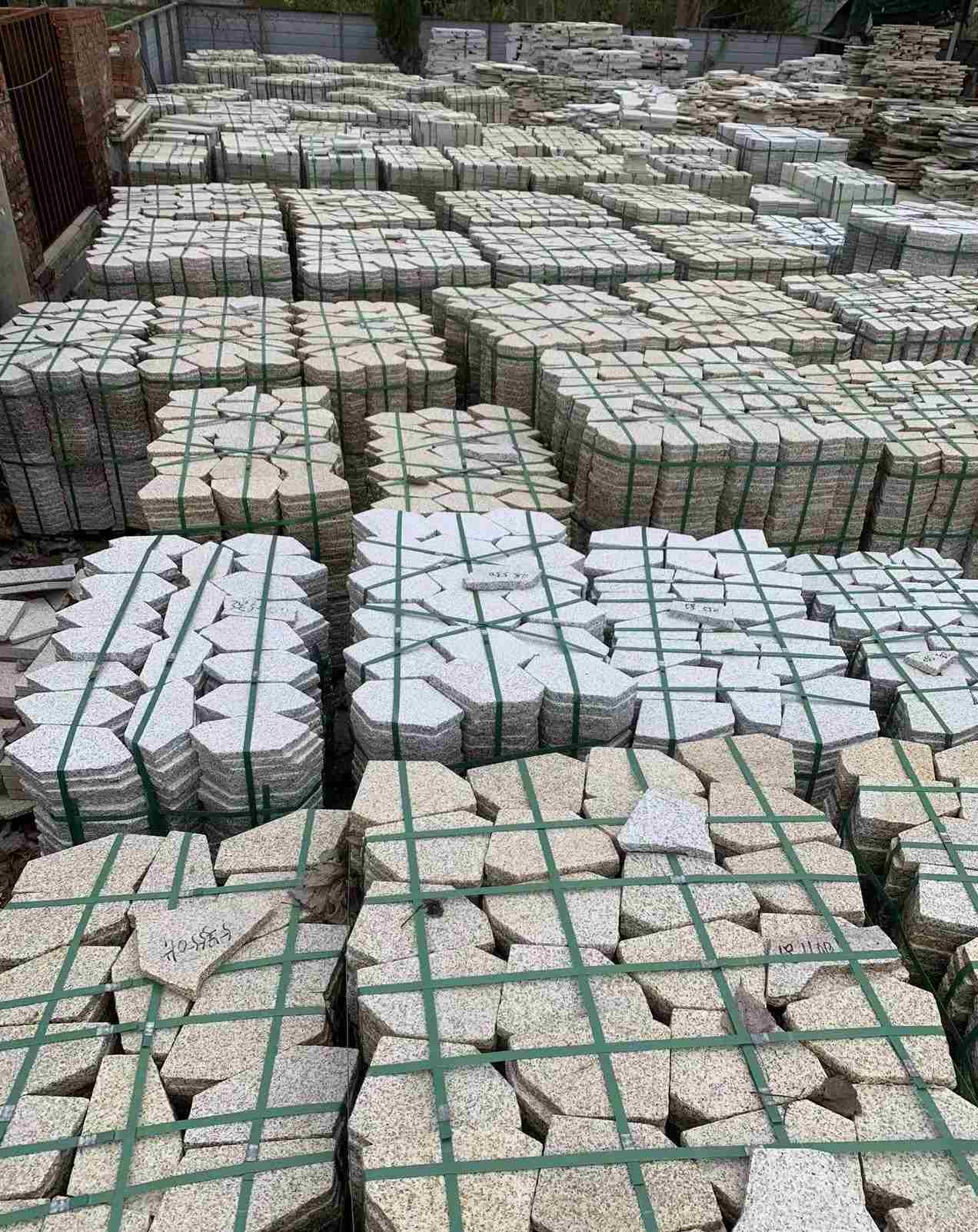 娄底 黄金麻白麻花岗岩荔枝面地铺石(冰裂纹)