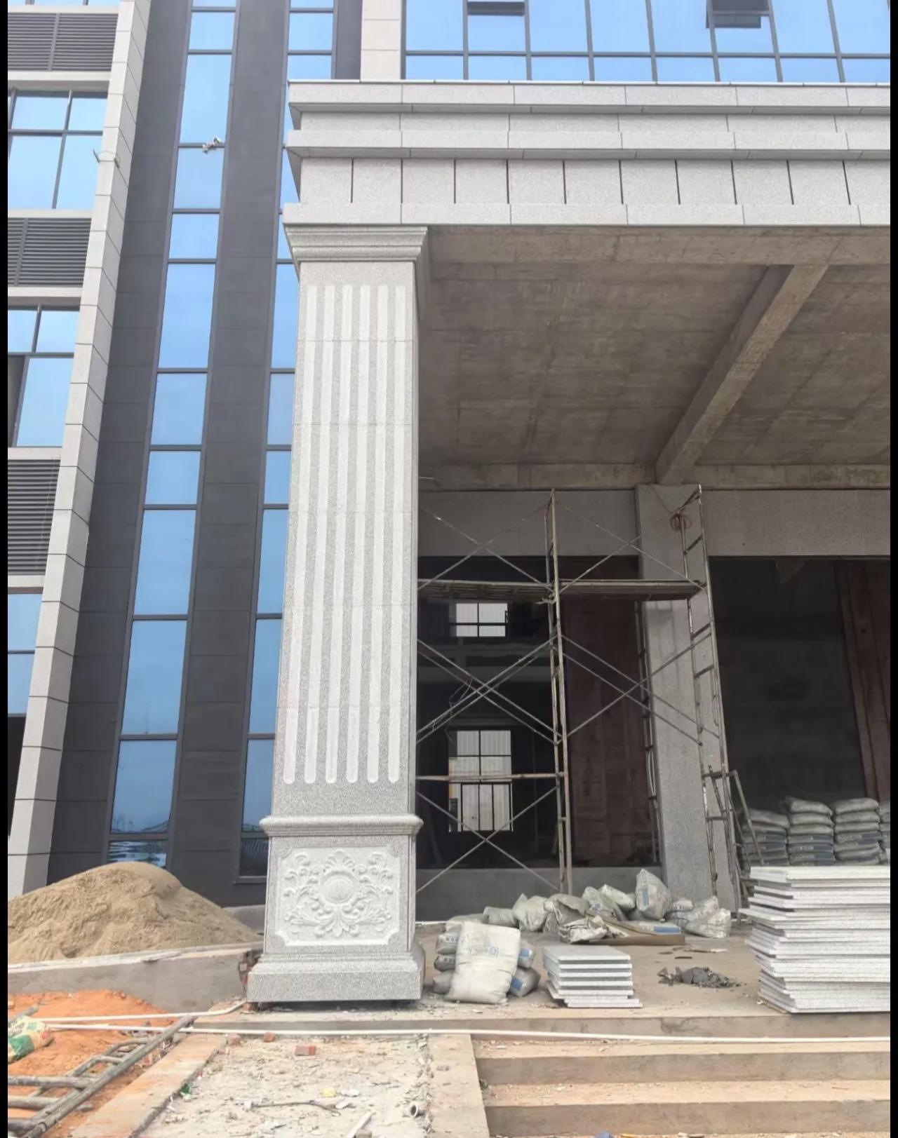 娄底 芝麻白光面花岗岩门楼大柱（罗马柱）配雕花底座