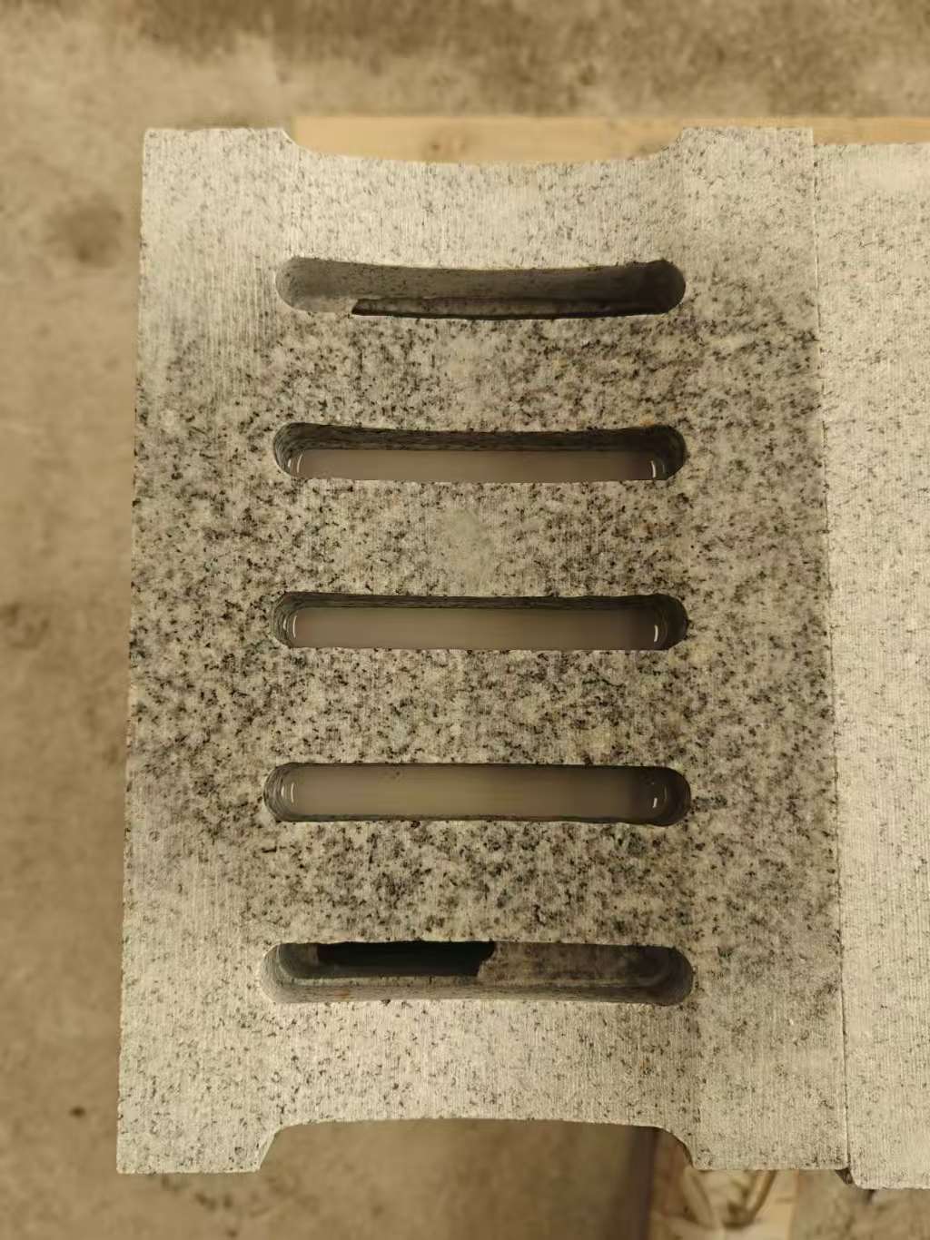 娄底 芝麻白拉丝面花岗岩U型开槽排水槽