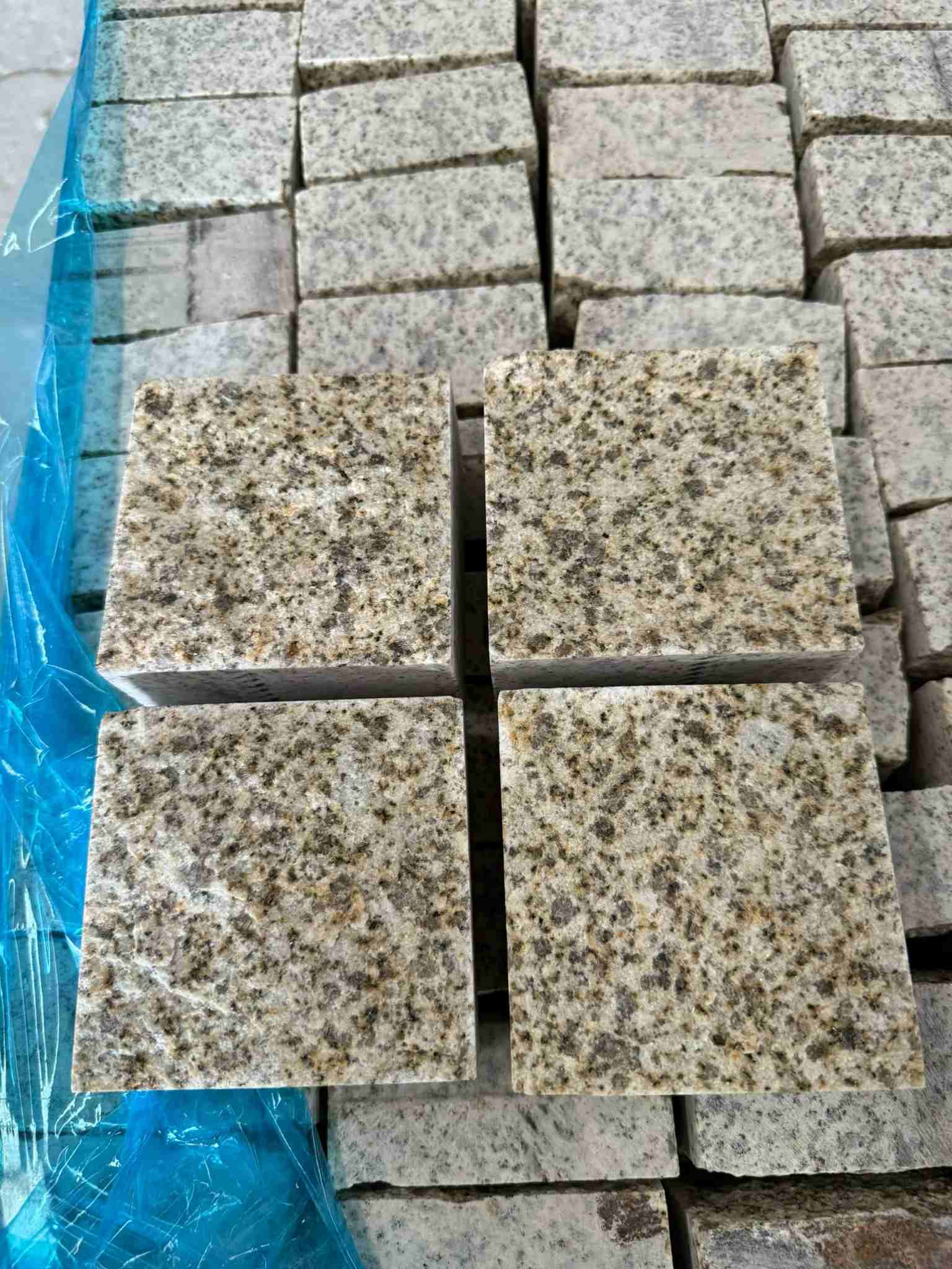 娄底 黄金麻花岗岩自然面小方块，弹石，马蹄石等