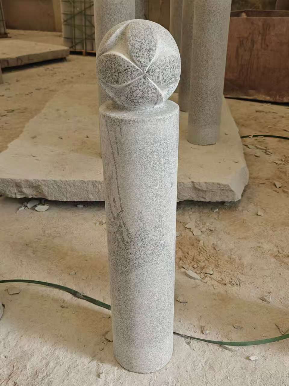 娄底 芝麻白花岗岩石材挡车石柱、停车柱、圆柱挡车柱、方柱挡车柱等