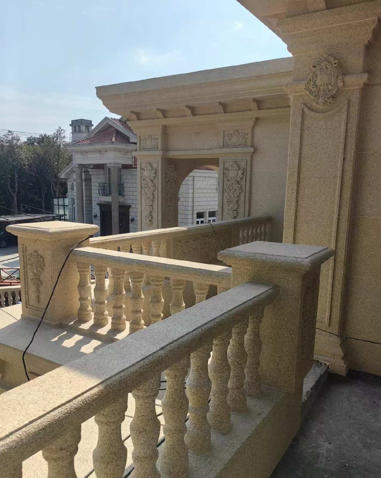 娄底 黄金麻别墅外墙干挂雕花配合阳台栏杆花瓶柱