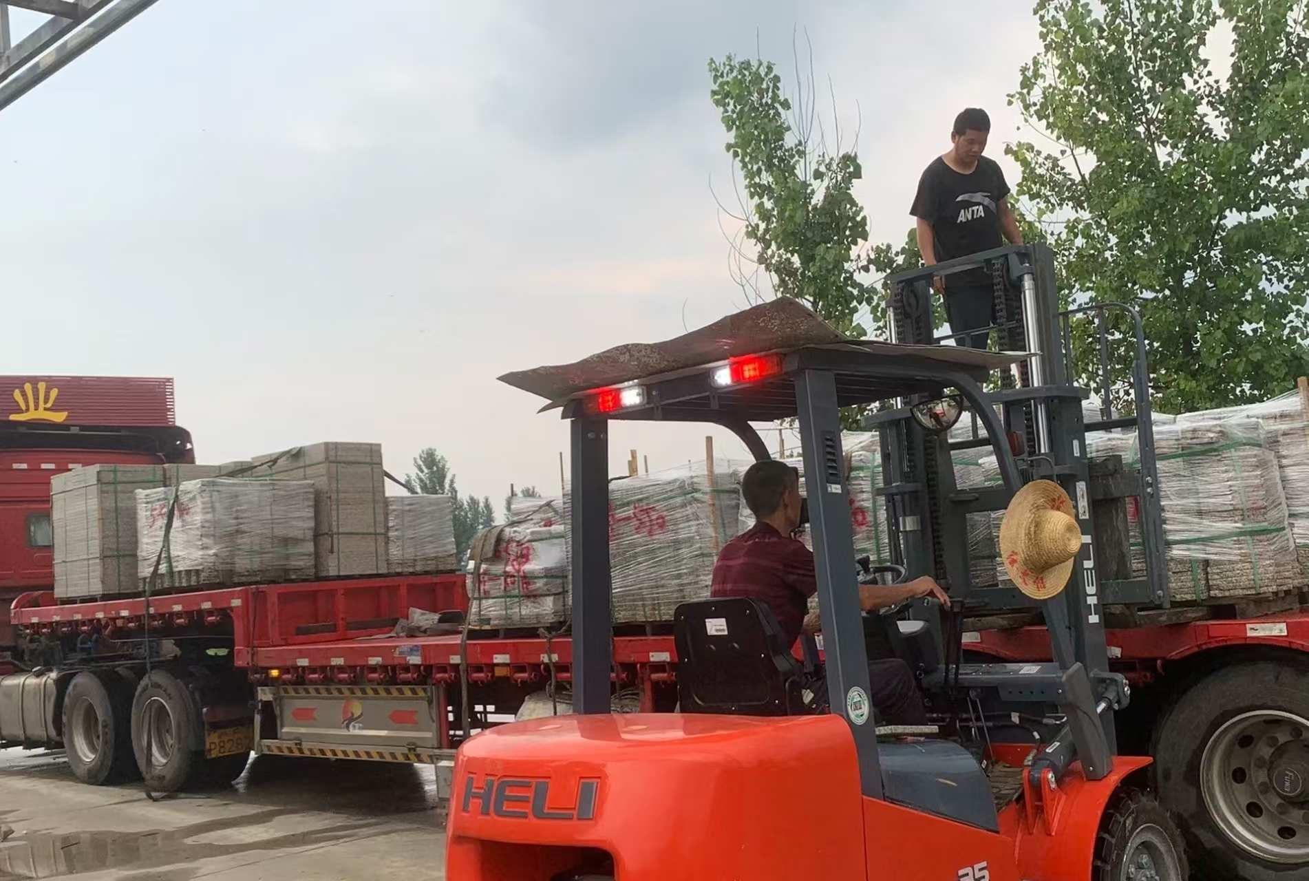 娄底 黄金麻冰裂纹，地铺石装车