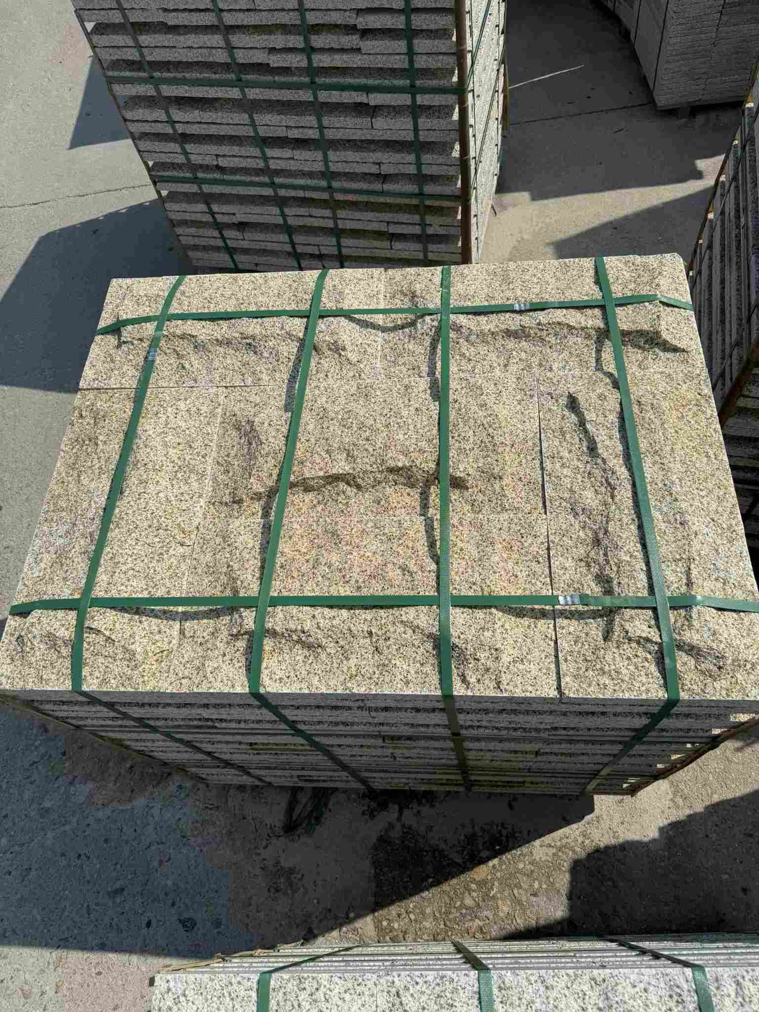 娄底 黄金麻花岗岩石材自然面蘑菇石成品