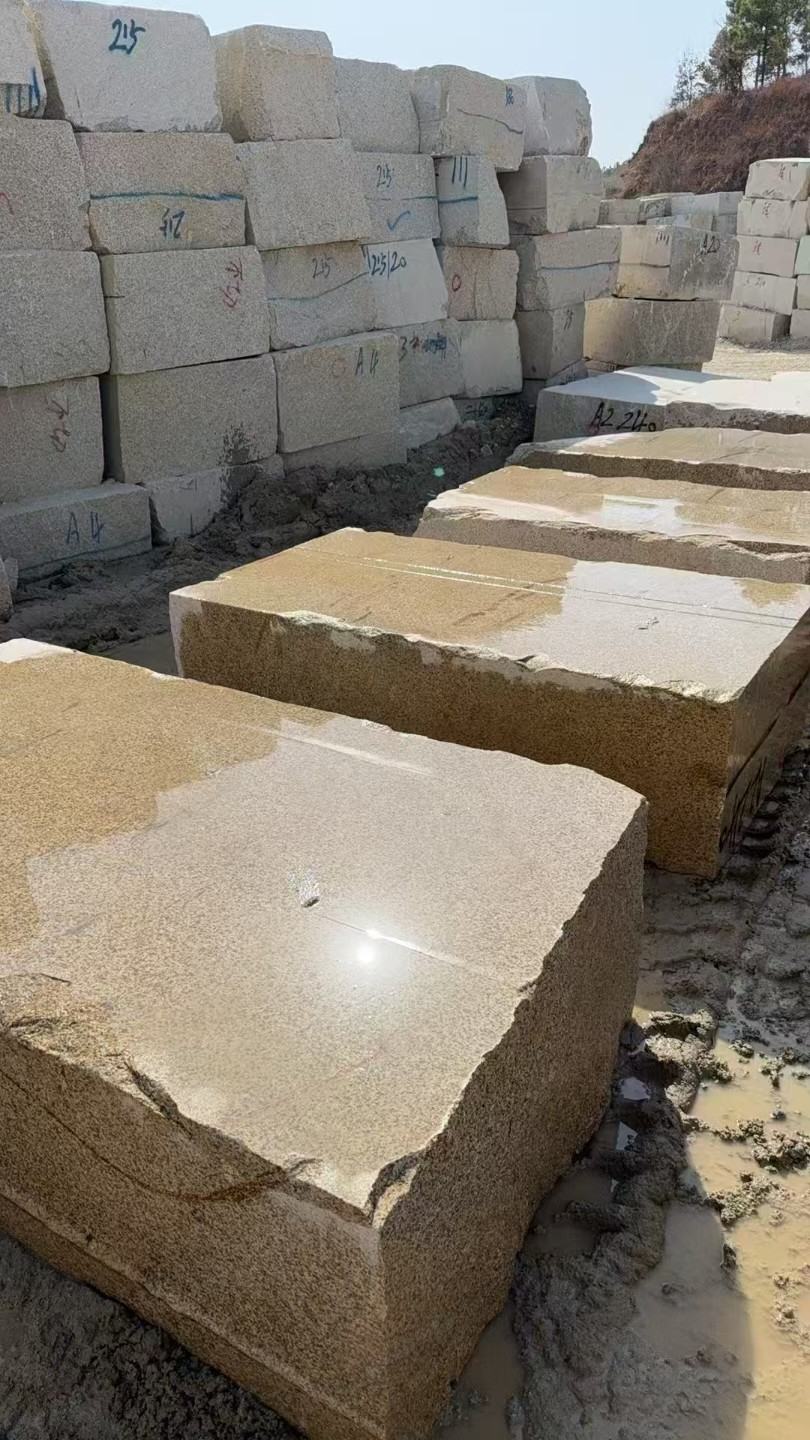 娄底 黄金麻方料堆场洗料分选中，原材料充足