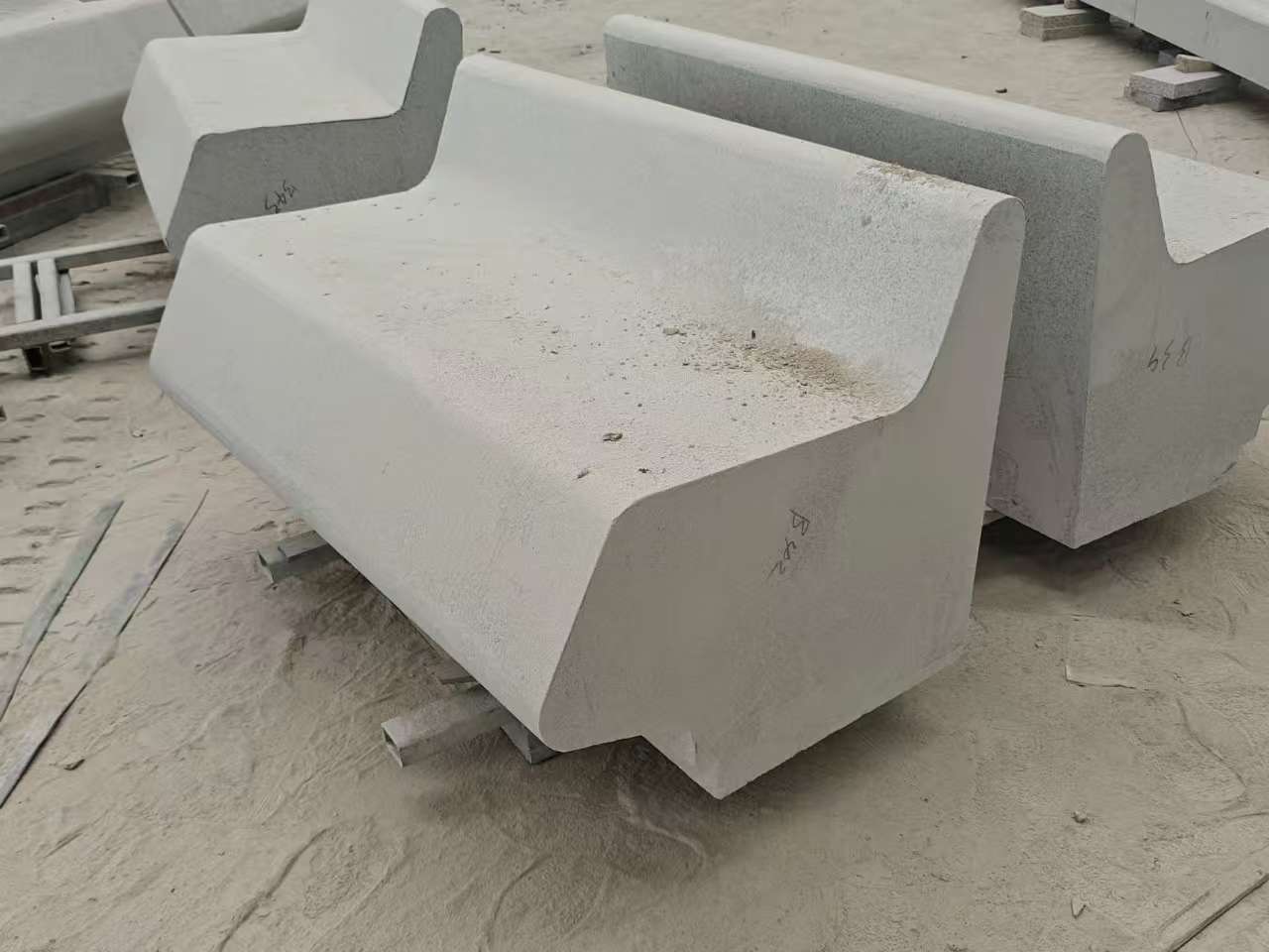 娄底 芝麻白花岗岩异形坐凳，石凳