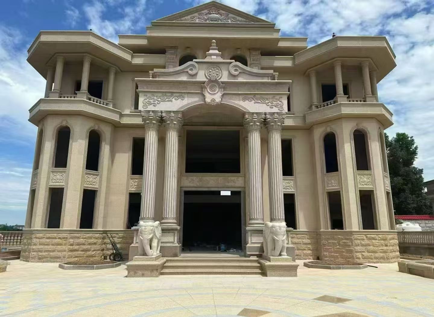 娄底 黄金麻别墅外墙干挂，大柱，大象，蘑菇石，雕花板