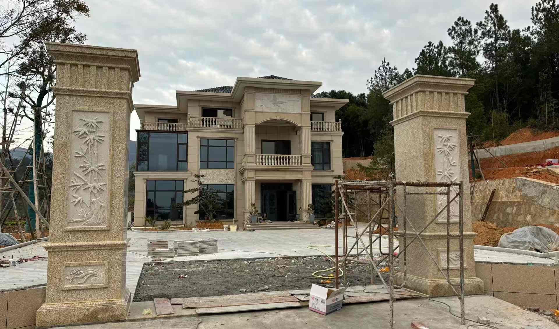 娄底 黄金麻花岗岩别墅雕花外墙干挂配上门口雕花罗马柱