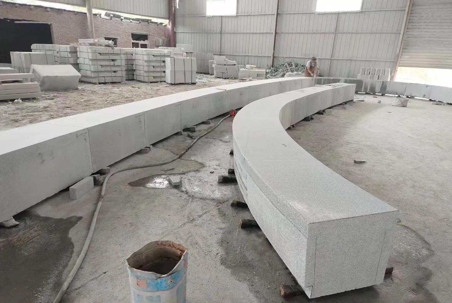 娄底芝麻白花岗岩石板材 园林光面弧形坐凳